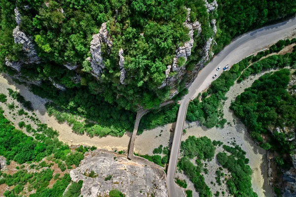 Antiguo Kokkori - Noutsou puente de piedra arqueada en el cañón de Vikos, Zagor —  Fotos de Stock