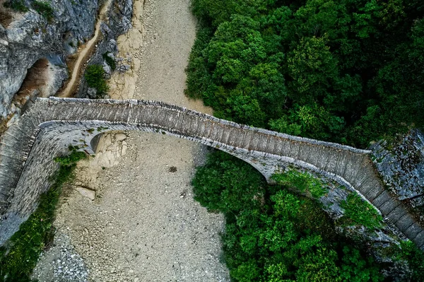 Antiguo Kokkori - Noutsou puente de piedra arqueada en el cañón de Vikos, Zagor —  Fotos de Stock