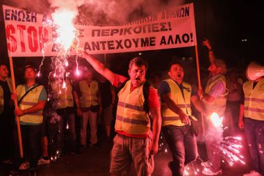 El fenerleri, itfaiye ve bağlantı noktası polis polislerle protesto 