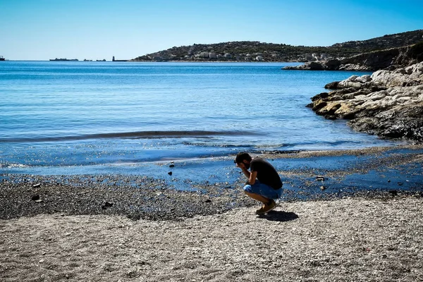 パナイア島 n で舞い上がり船から漏れたオイルが上陸します。 — ストック写真