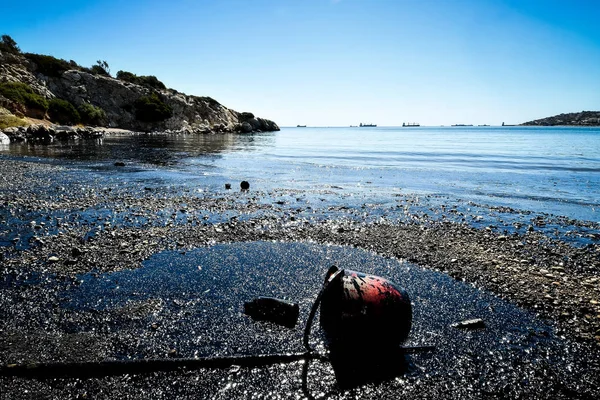 Öl, das aus einem gesunkenen Schiff ausgetreten ist, kommt auf der Salamina-Insel an Land — Stockfoto