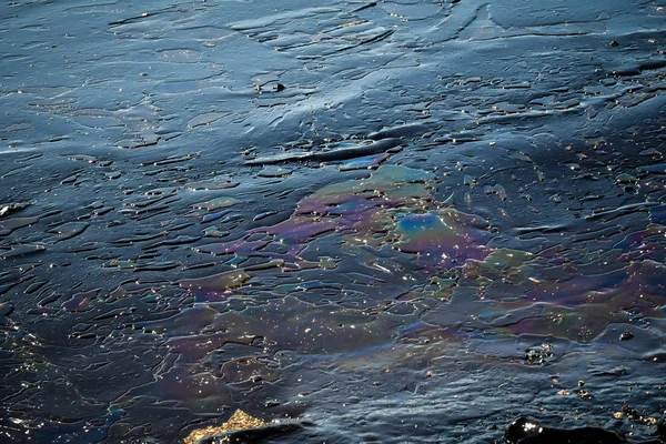 Oil, leaked from a sinked ship, come ashore in Salamina Island n — Stock Photo, Image