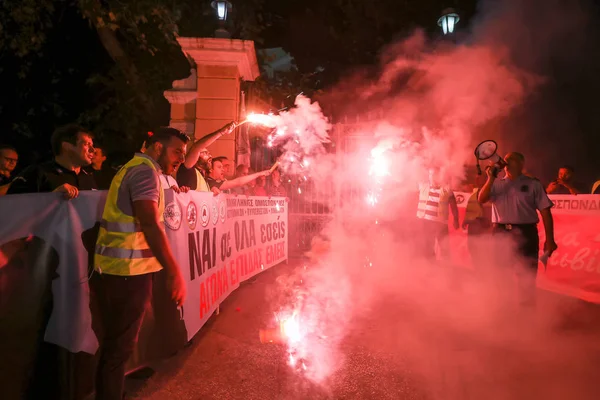 Policemen with torches, firefighters and port policeman protest — Stock Photo, Image