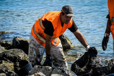 İşçiler karaya, bir plaj o yıkadı petrol temizlemek deneyin