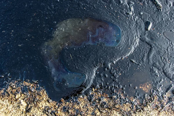 Petrolio, fuoriuscito da una nave affondata, sbarcato nell'isola di Salamina n — Foto Stock