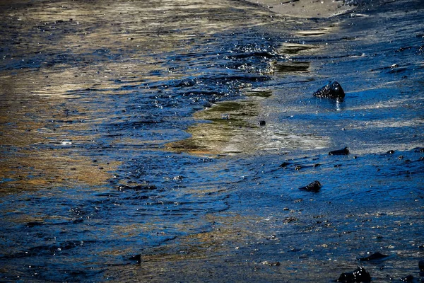 Oil, leaked from a sinked ship, come ashore in Salamina Island n — Stock Photo, Image