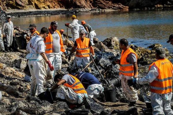 İşçiler karaya, bir plaj o yıkadı petrol temizlemek deneyin