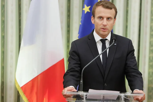 Presidente francês Emmanuel Macron com sua esposa Brigitte Tronier — Fotografia de Stock