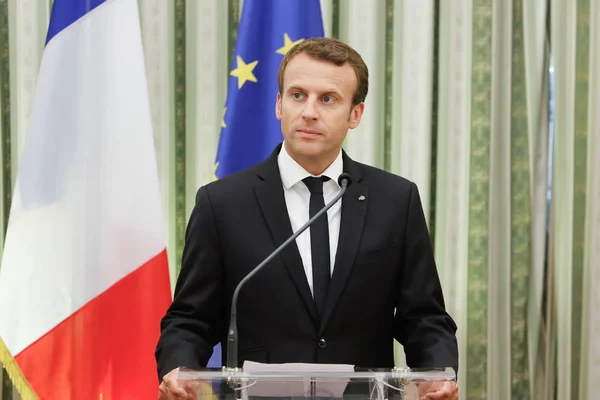 Französischer präsident emmanuel macron mit seiner frau brigitte tronier — Stockfoto