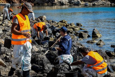 İşçiler karaya, bir plaj o yıkadı petrol temizlemek deneyin