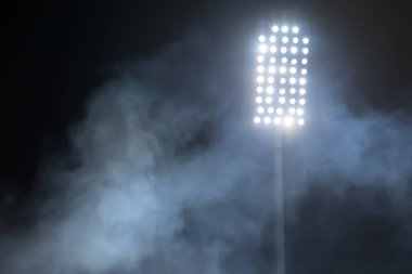 karanlık gece gökyüzü arka planda Stadyum ışıkları ve duman