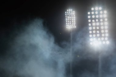 karanlık gece gökyüzü arka planda Stadyum ışıkları ve duman
