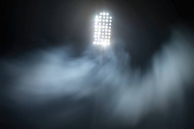 karanlık gece gökyüzü arka planda Stadyum ışıkları ve duman