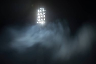 karanlık gece gökyüzü arka planda Stadyum ışıkları ve duman