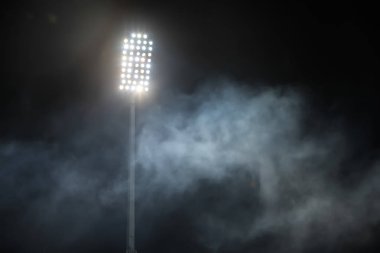 karanlık gece gökyüzü arka planda Stadyum ışıkları ve duman