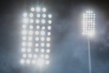 karanlık gece gökyüzü arka planda Stadyum ışıkları ve duman