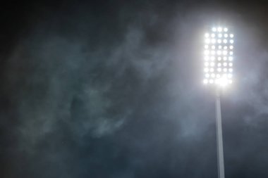 karanlık gece gökyüzü arka planda Stadyum ışıkları ve duman