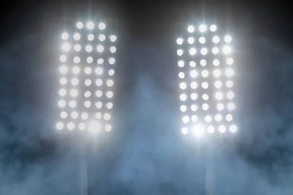 Luzes do estádio e fumaça contra fundo escuro céu noturno — Fotografia de Stock