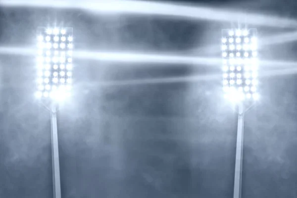 Světla na stadionu a kouř proti temné noční obloze — Stock fotografie