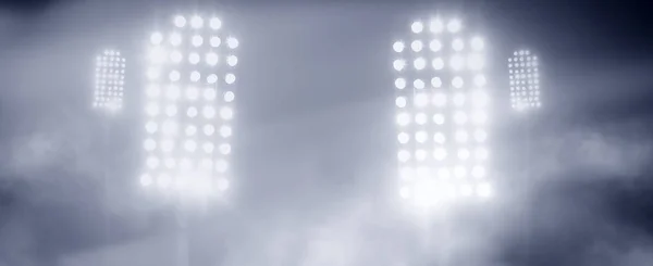 Stadionbeleuchtung und Rauch vor dunklem Nachthimmel — Stockfoto
