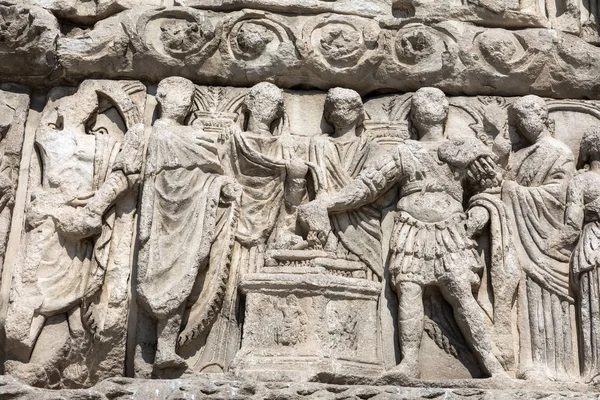 Докладна інформація про арки з гробниця Галерія в Салоніках, Греція із зображенням рН — стокове фото
