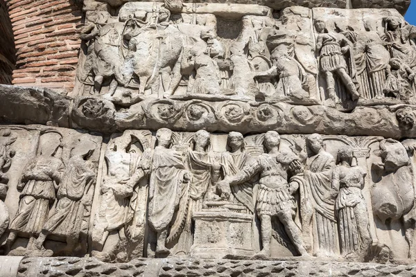 Details van de boog van Galerius in Thessaloniki, Griekenland beeltenis van ph — Stockfoto