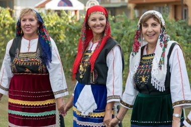 Grup performans gösteren Yunan folklor dans