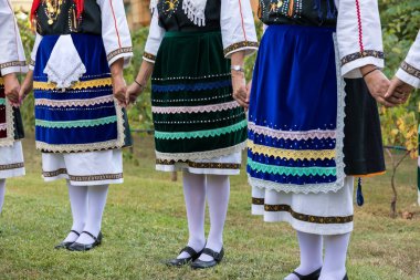 Grup performans gösteren Yunan folklor dans