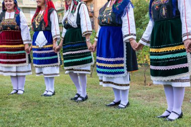 Grup performans gösteren Yunan folklor dans