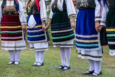Grup performans gösteren Yunan folklor dans