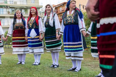 Grup performans gösteren Yunan folklor dans