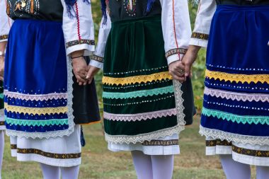 Grup performans gösteren Yunan folklor dans