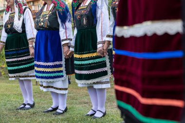 Grup performans gösteren Yunan folklor dans