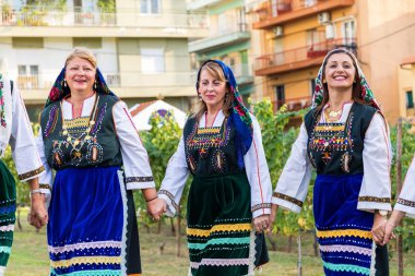 Grup performans gösteren Yunan folklor dans
