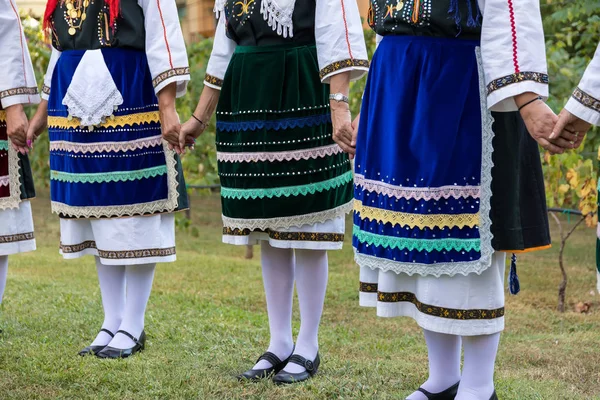 Grup performans gösteren Yunan folklor dans