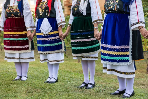 Grupo executando dança folclórica grega — Fotografia de Stock