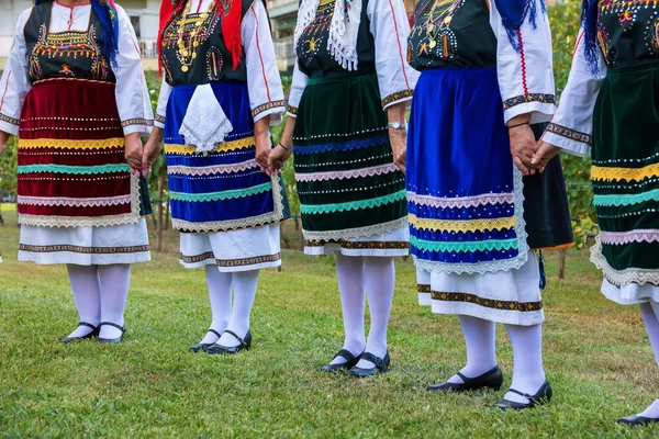 Группа исполнителей греческого фольклорного танца — стоковое фото