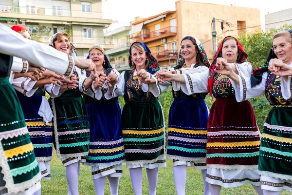 Skupina provádějící řecké folklórní tanec — Stock fotografie