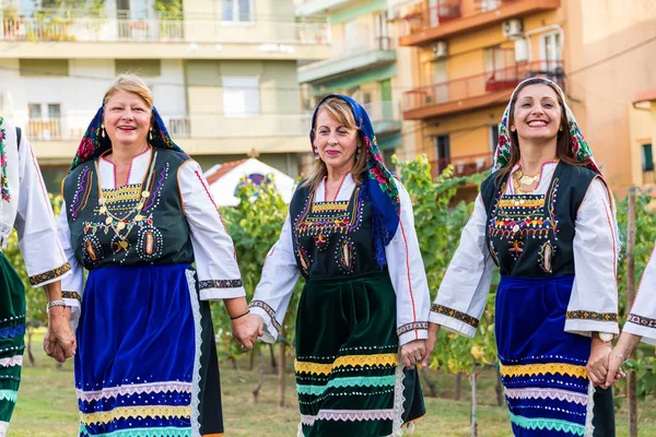 Skupina provádějící řecké folklórní tanec — Stock fotografie