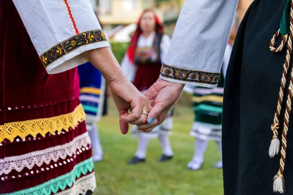 Gruppo che esegue danza folcloristica greca — Foto Stock