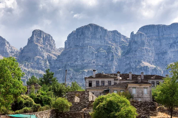 Alte Steinhäuser im Dorf Papingo von Zagorochoria, Epirus, Westgriechenland — Stockfoto