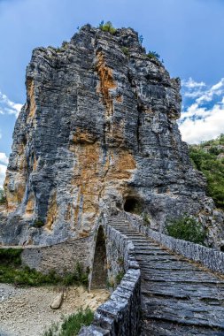 Eski Kokkori - Noutsou Vikos Kanyon, Zagor taş köprüde kemerli.