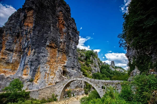 Vechi Kokkori - Noutsou pod de piatră arcuit pe canionul Vikos, Zagor — Fotografie, imagine de stoc