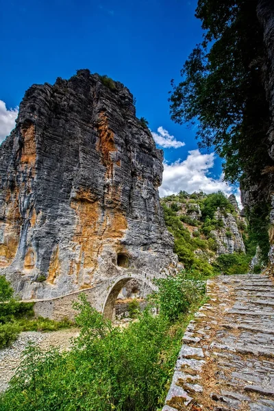 Old Kokkori - Ponte de pedra arqueada Noutsou no desfiladeiro Vikos, Zagor — Fotografia de Stock