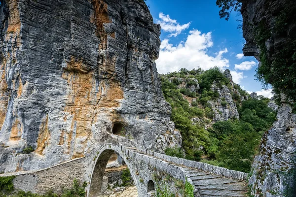Antiguo Kokkori - Noutsou puente de piedra arqueada en el cañón de Vikos, Zagor —  Fotos de Stock