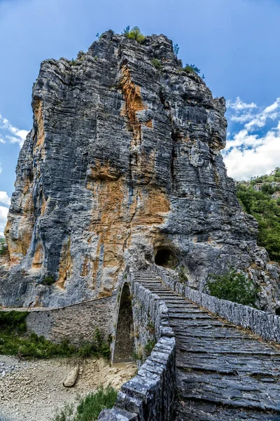 Eski Kokkori - Noutsou Vikos Kanyon, Zagor taş köprüde kemerli.
