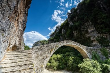 Eski Kokkori - Noutsou Vikos Kanyon, Zagor taş köprüde kemerli.