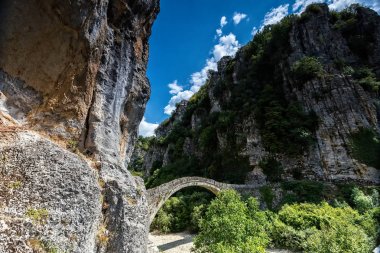 Eski Kokkori - Noutsou Vikos Kanyon, Zagor taş köprüde kemerli.