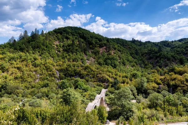 Eski Köprü Plakida veya Kalogeriko Vikos taş köprüde kemerli