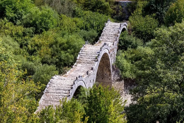 Viejo puente de Plakida o Kalogeriko arqueado puente de piedra en Vikos — Foto de Stock